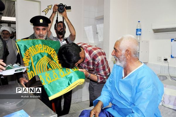 دیدار خادمان رضوی با بیماران بیمارستان شهدای قاین