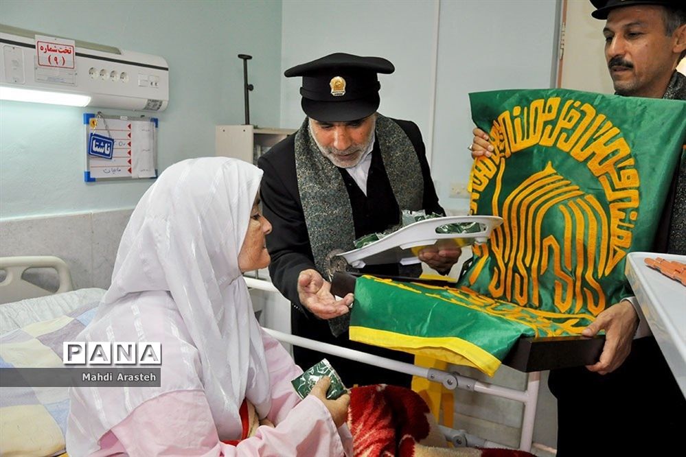 دیدار خادمان رضوی با بیماران بیمارستان شهدای قاین