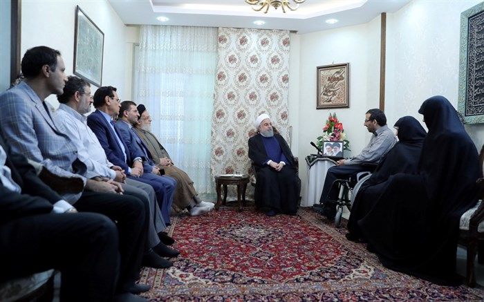 دیدار روحانی با جانباز 70 درصد + تصاویر