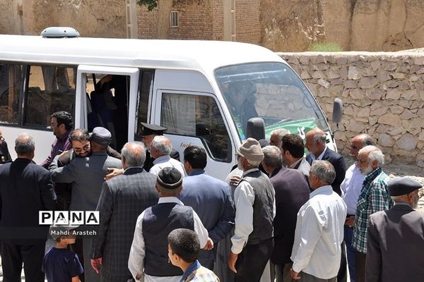 حضور کاروان زیر سایه خورشید در مزار بی بی صاحبه روستای نوزاد شهرستان درمیان