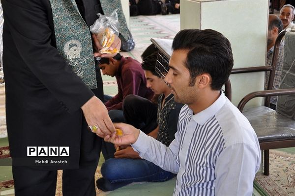 حضور کاروان زیر سایه خورشید در مزار بی بی صاحبه روستای نوزاد شهرستان درمیان