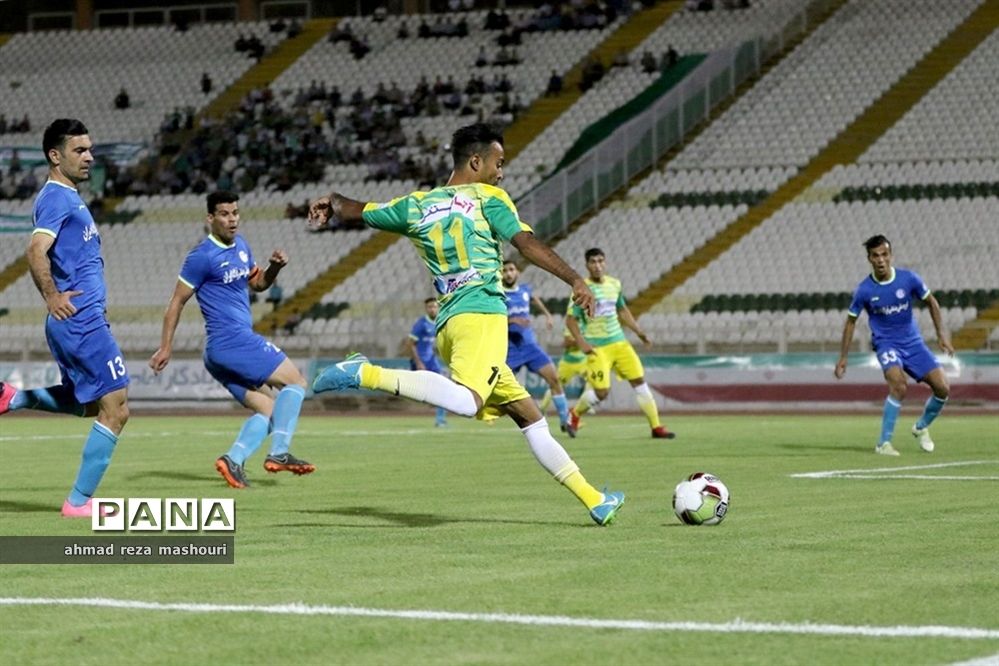 دیدار تیم های گسترش فولاد تبریز و استقلال خوزستان در لیگ برتر