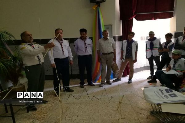 آموزش چوب بندی و چادر زنی در اردوی آمادگی اعضای پیشتاز