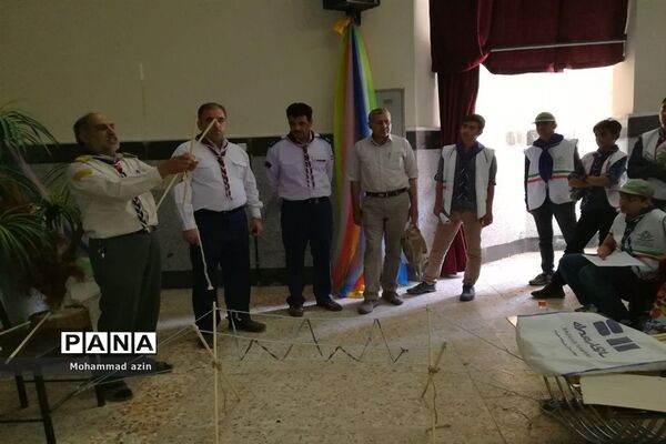 آموزش چوب بندی و چادر زنی در اردوی آمادگی اعضای پیشتاز