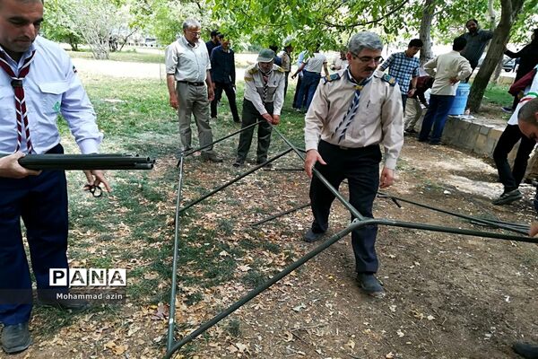 آموزش چوب بندی و چادر زنی در اردوی آمادگی اعضای پیشتاز