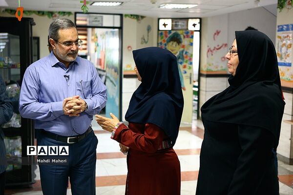 بازدید سرزده وزیر آموزش و پرورش از روند ثبت نام مدارس