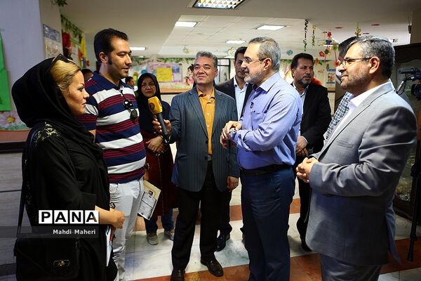 بازدید سرزده وزیر آموزش و پرورش از روند ثبت نام مدارس