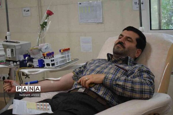 اهدای خون خبرنگاران قمی در روز اهدای خون و در آستانه روز خبرنگار