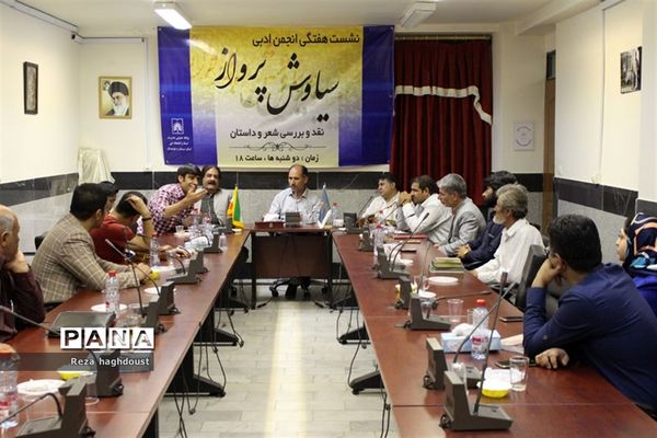 جلسه نقد و بررسی کتاب «فاخته های اردیبهشت»