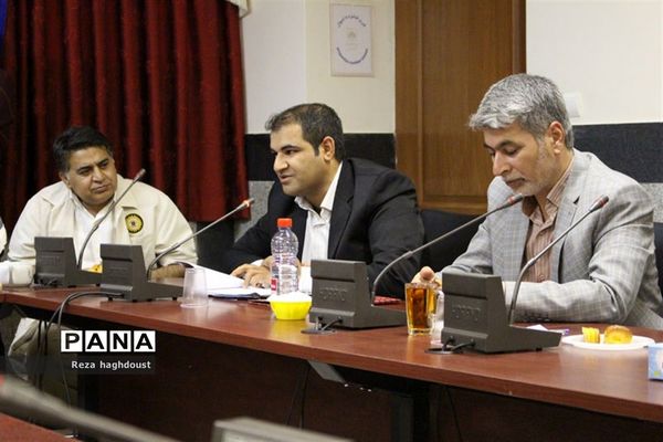 جلسه نقد و بررسی کتاب «فاخته های اردیبهشت»