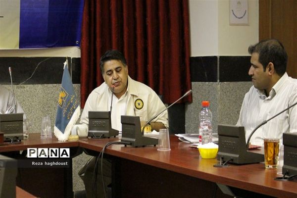 جلسه نقد و بررسی کتاب «فاخته های اردیبهشت»