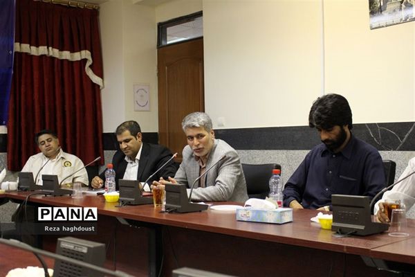 جلسه نقد و بررسی کتاب «فاخته های اردیبهشت»