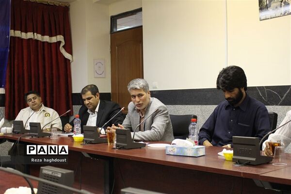 جلسه نقد و بررسی کتاب «فاخته های اردیبهشت»