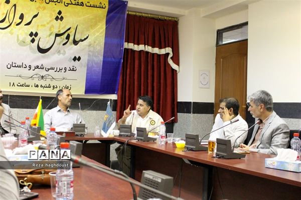 جلسه نقد و بررسی کتاب «فاخته های اردیبهشت»