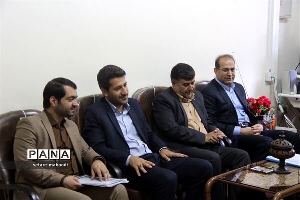 جلسه ابلاغ اعتبار نامه به نمایندگان منتخب شورای دانش آموزی استان همدان
