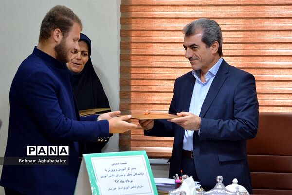 دیدار نمایندگان مجلس و مجمع دانش آموزی خوزستان با مدیرکل آموزش و پرورش و استاندار