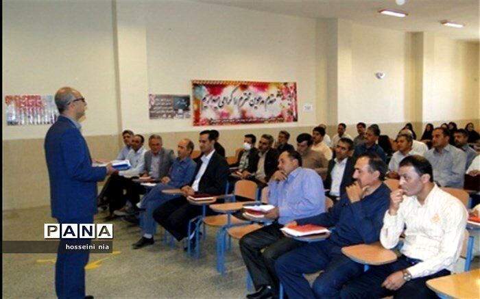 جلسه هم اندیشی مدیران مدارس سمیرم برگزار گردید