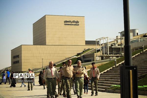 بازدید دانش آموزان پیشتاز پسر هشتمین اردوی ملی از باغ کتاب