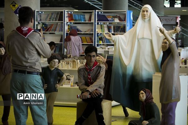 بازدید دانش آموزان پیشتاز پسر هشتمین اردوی ملی از باغ کتاب