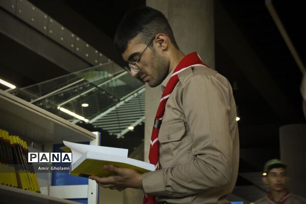 بازدید دانش آموزان پیشتاز پسر هشتمین اردوی ملی از باغ کتاب