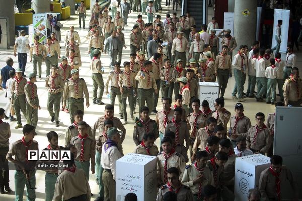 بازدید دانش آموزان پیشتاز پسر هشتمین اردوی ملی از باغ کتاب