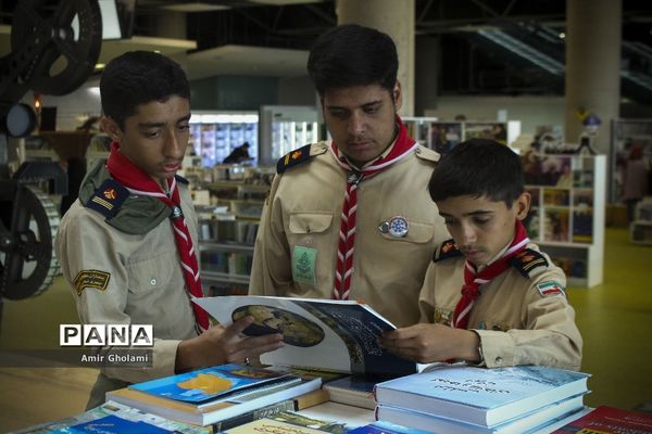 بازدید دانش آموزان پیشتاز پسر هشتمین اردوی ملی از باغ کتاب