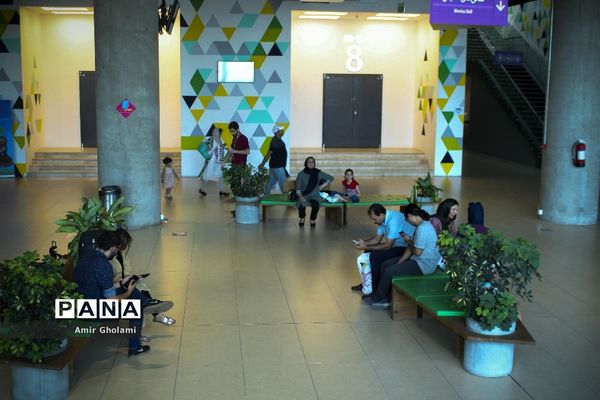 بازدید دانش آموزان پیشتاز پسر هشتمین اردوی ملی از باغ کتاب