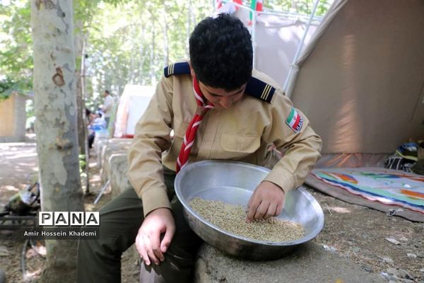 طبخ غذا توسط دانش آموزان البرزی در هشتمین اردوی ملی  پیشتازان کشور