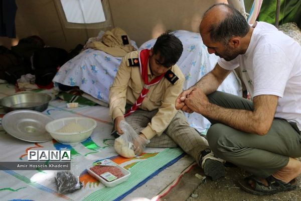 طبخ غذا توسط دانش آموزان البرزی در هشتمین اردوی ملی  پیشتازان کشور