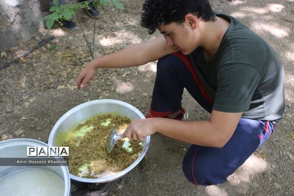طبخ غذا توسط دانش آموزان البرزی در هشتمین اردوی ملی  پیشتازان کشور