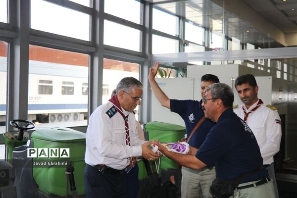 استقبال از دانش آموزان پیشتاز خراسان رضوی در راه آهن مشهد
