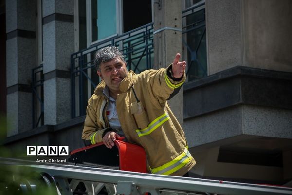 اطفا حریق ساختمان شرکت توسعه صنایع نفت قشم