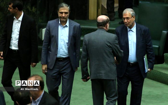 جهانگیری در جلسه استیضاح ربیعی حاضر شد