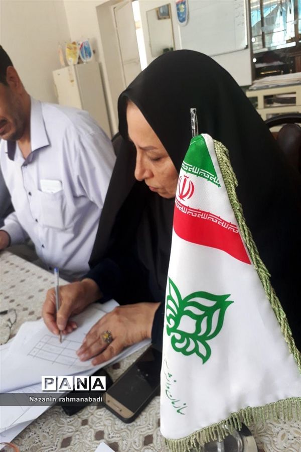 نشست هم اندیشی مدرسین برای اجرای اردوی آمادگی پیشتازان دختر در کرمانشاه