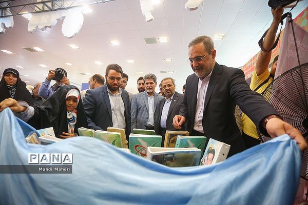 افتتاح ششمین نمایشگاه ایران نوشت