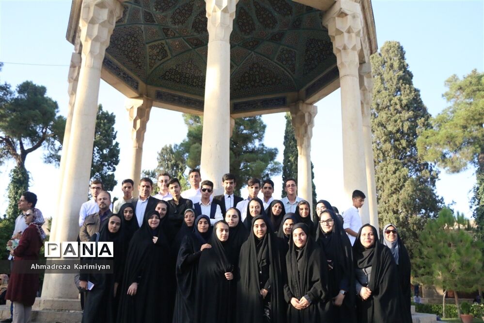 بازدید نمایندگان مجلس دانش آموزی از شاهچراغ و حافظیه