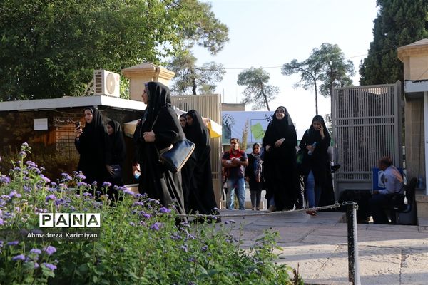 بازدید نمایندگان مجلس دانش آموزی از شاهچراغ و حافظیه