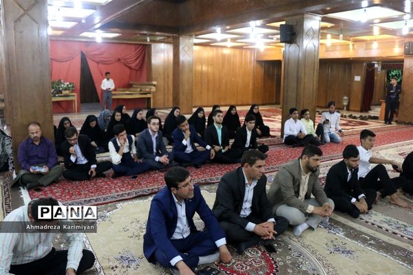 بازدید نمایندگان مجلس دانش آموزی از شاهچراغ و حافظیه