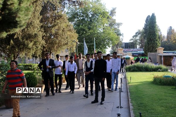 بازدید نمایندگان مجلس دانش آموزی از شاهچراغ و حافظیه