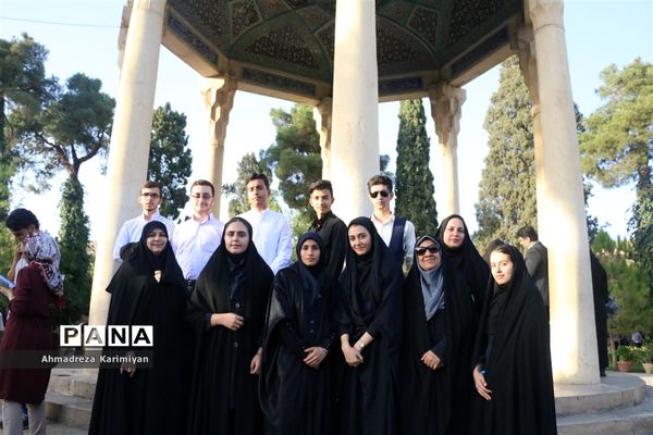 بازدید نمایندگان مجلس دانش آموزی از شاهچراغ و حافظیه