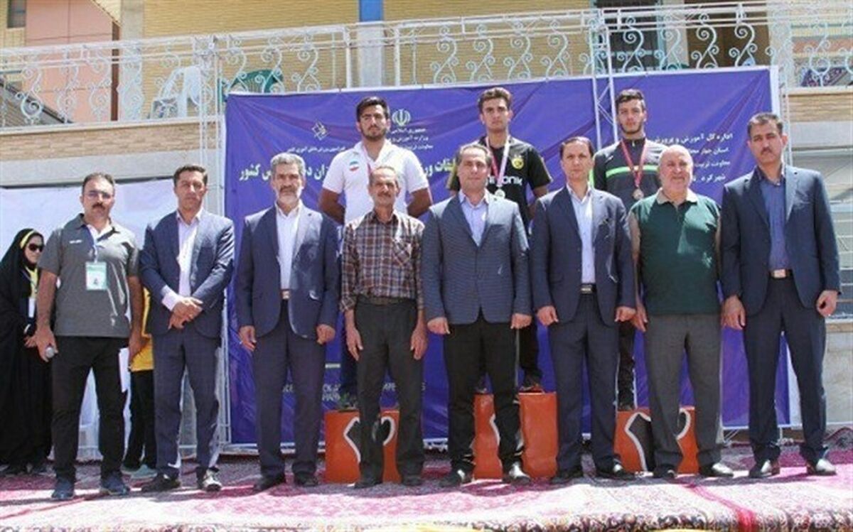 دانش‌آموز مهدی عنایتی صاحب گردن آویز نقره شد