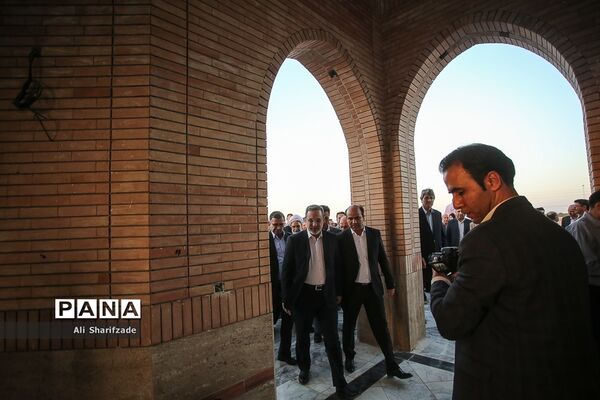 ادای احترام وزیر آموزش و پرورش  بر سر مزار شهدای گمنام در مشهد