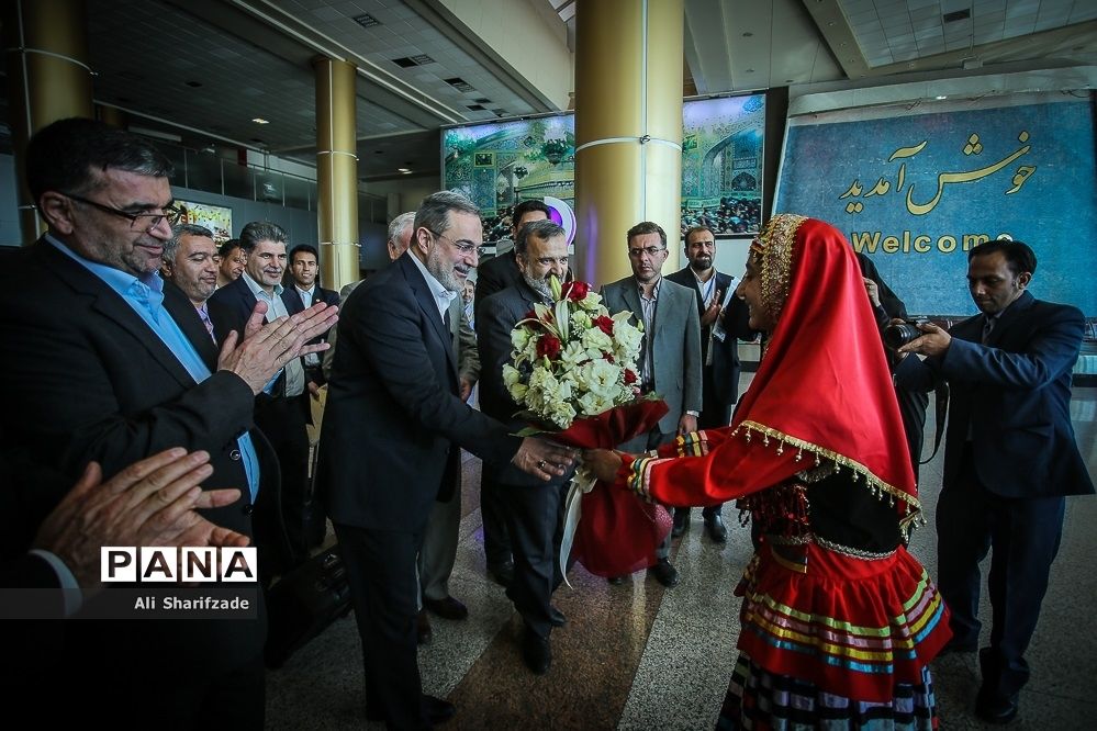 ادای احترام وزیر آموزش و پرورش  بر سر مزار شهدای گمنام در مشهد