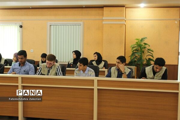 آیین تجلیل از دانش‌آموزان خبرنگار پانا در محمودآباد