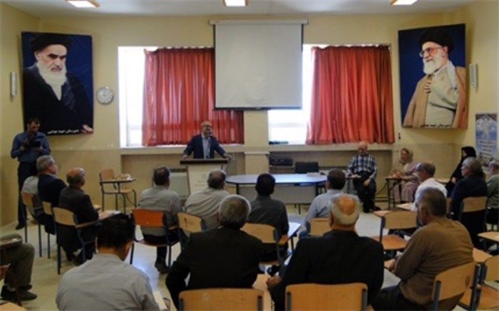 دیدار دانش آموزان با معلم خود در سمیرم پس از 44 سال