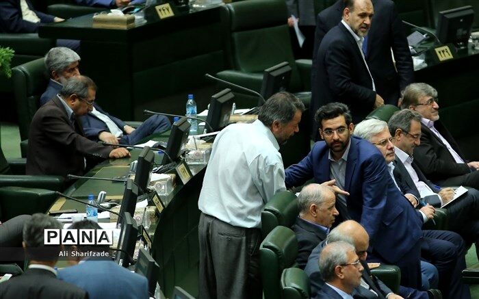 فحاشی و درگیری شدید بین موافق و مخالف استیضاح ربیعی