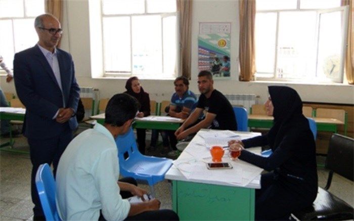 رئیس آموزش و پرورش سمیرم از پایگاه انتخاب رشته بازدید نمود