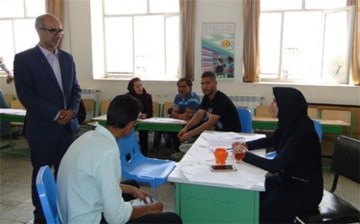 رئیس آموزش و پرورش سمیرم از پایگاه انتخاب رشته بازدید نمود