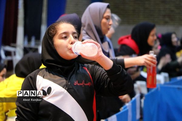 رقابت دانش‌آموزان در رشته تنیس‌روی‌میز در مسابقات دانش‌آموزی مقطع ابتدایی