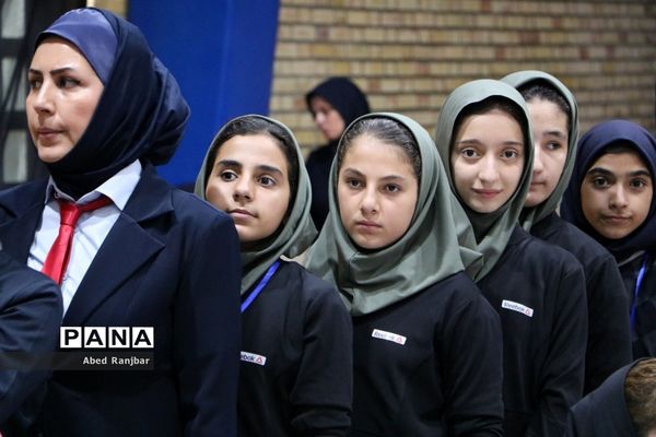 رقابت دانش‌آموزان در رشته تنیس‌روی‌میز در مسابقات دانش‌آموزی مقطع ابتدایی